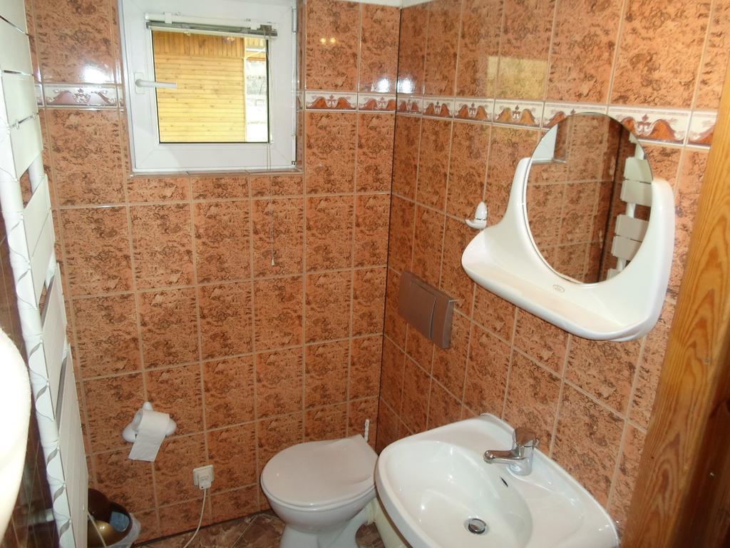 Center Angelos Bronkow Room photo